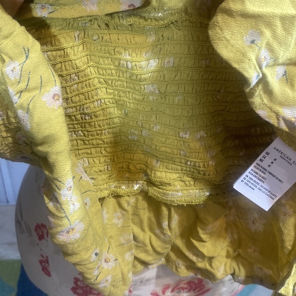 403. American Eagle Mustard Yellow Floral Cropped top, size L - Picture 5 of 7
